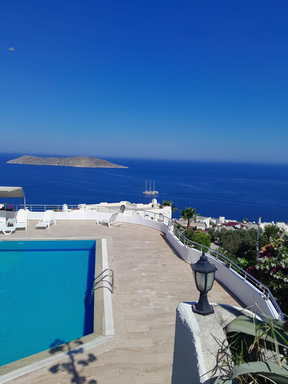 Bakımı yapılmış villa havuzu, gündüz deniz manzaralı — Pak Bodrum havuz bakımı